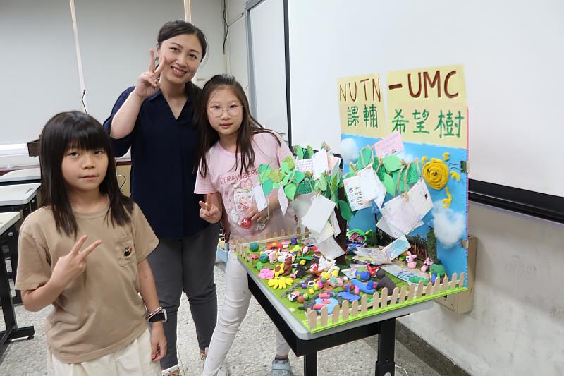 課輔師生親手撰寫祝福卡片，掛在象徵夢想與希望的「課輔希望樹」上