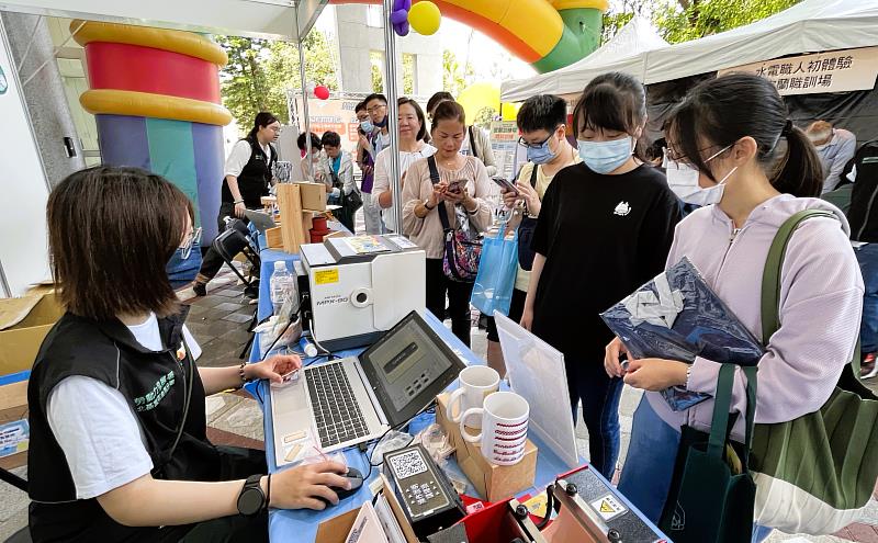 宜蘭就業博覽會現場設置職業探索專區，民眾體驗職業訓練手作