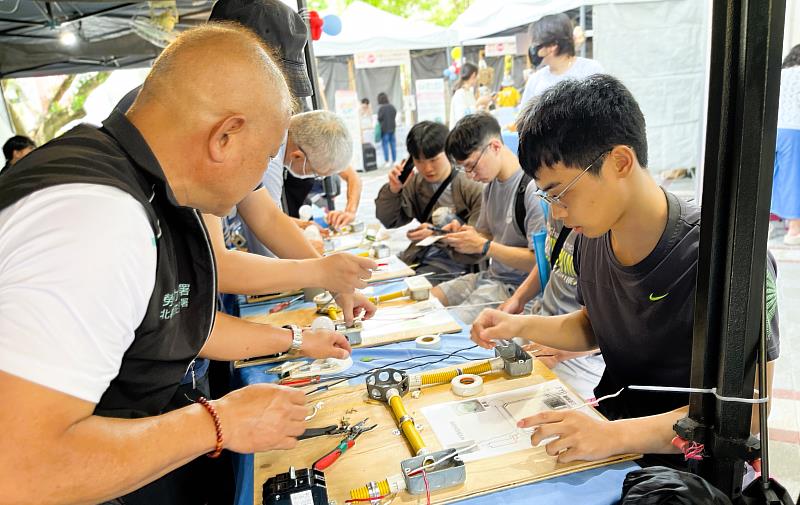 宜蘭就業博覽會現場設置職業探索專區，鼓勵民眾參加職業訓練累積多元技能