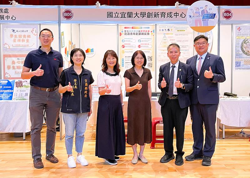 勞動力發展署北分署今日在宜蘭大學舉辦宜蘭地區首場大型就博會。勞動力發展署黃齡玉署長(右三)、北分署沈文麗分署長(左三)、宜蘭大學謝昌衛副校長(右二)、陳懷恩教務長(右一)、余思賢學務長(左一)以及宜蘭縣政府勞工處李芳菁副處長(左二)
