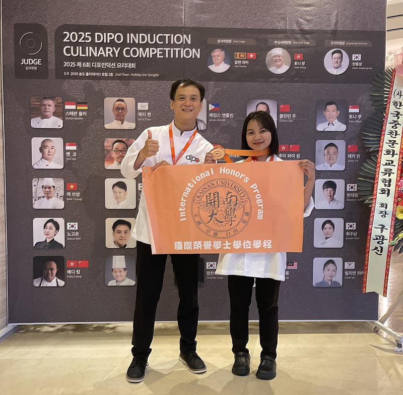 Hana Shafira 與黃聰閔老師合影