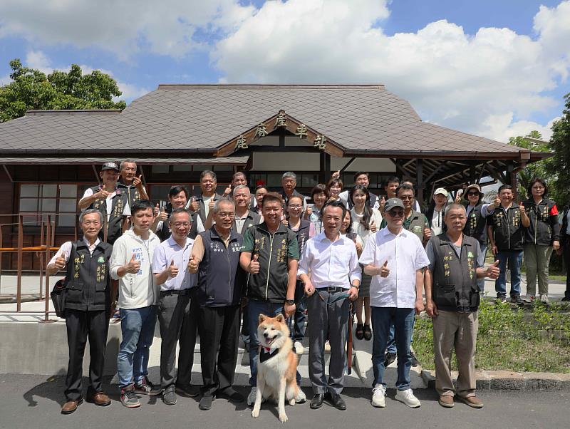 阿里山林鐵鹿麻產車站整修完工，秋田犬「波吉」化身百年車站實習站長