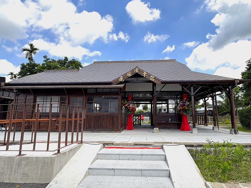 阿里山林鐵鹿麻產車站整修完工,秋田犬「波吉」化身百年車站實習站長