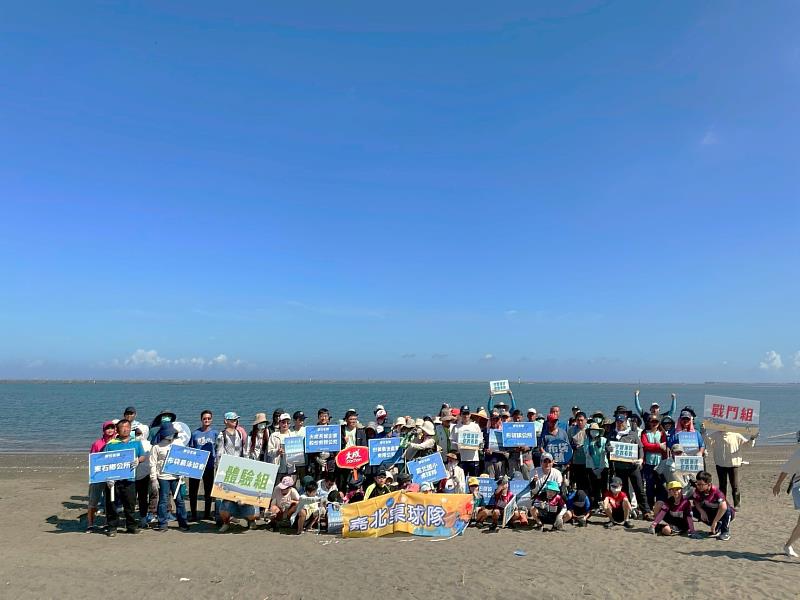 嘉義縣布袋「溫馨五月・小確幸愛海」淨灘活動
