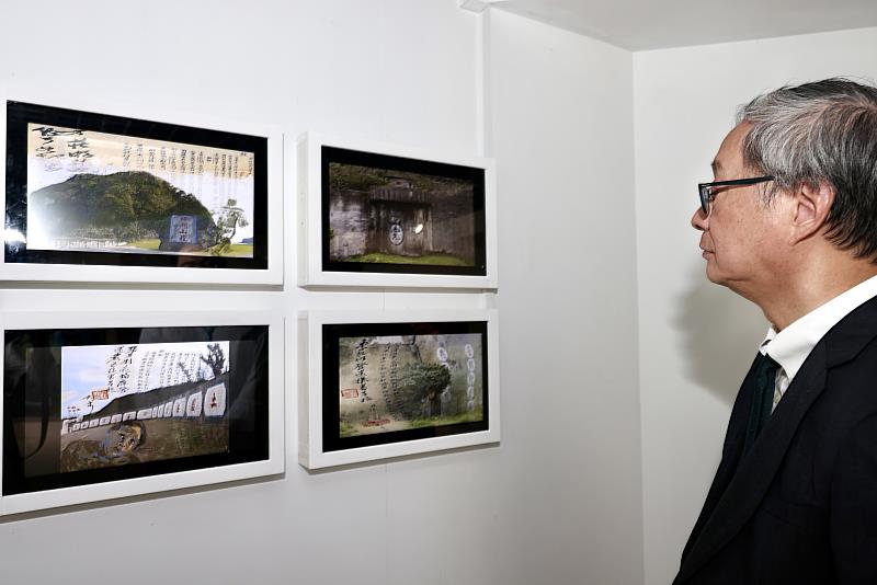 2025綠島人權藝術季即日起開展，文化部長李遠參觀白色恐怖受難者陳武鎮創作的《判決書》系列作品。