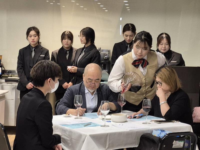 台灣亞洲葡萄酒學會會長洪昌維為「年輕侍酒師組」擔任評審