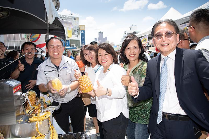 黃敏惠市長體驗自動削鳳梨機 品嚐鳳梨甜蜜