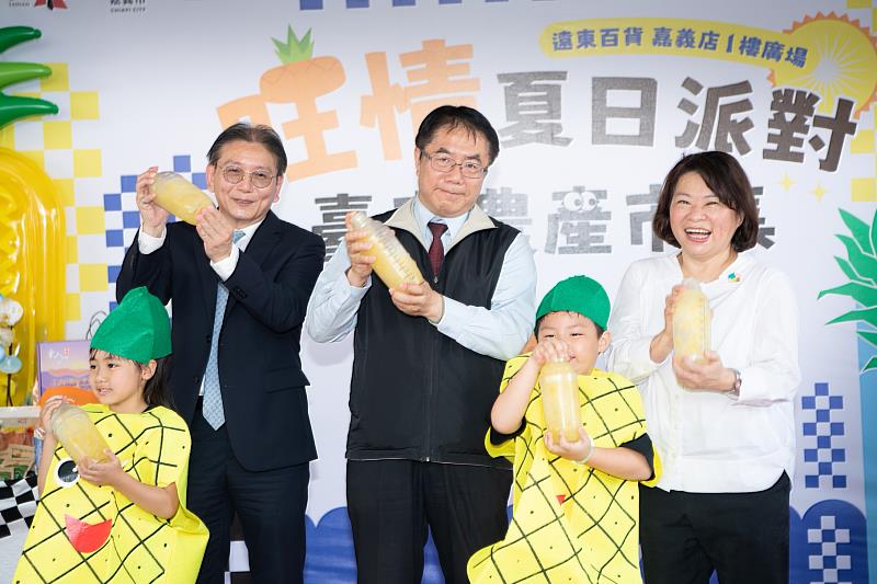 黃敏惠市長與黃偉哲市長及遠百陳佑任副總經理(左二)共同調製鳳梨雪克飲