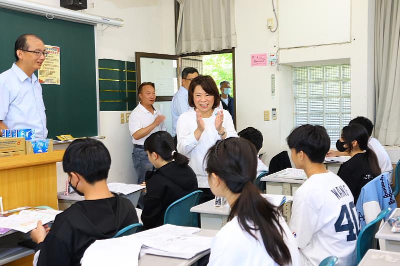 市長巡視考場為考生加油