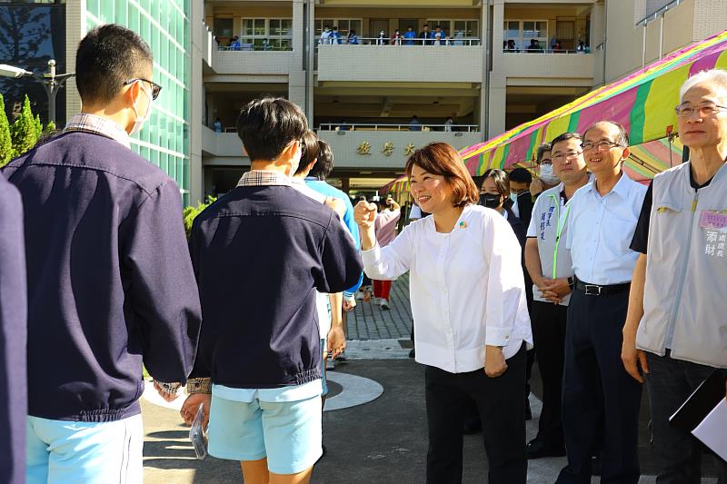 市長與考生們擊拳 為他們加油