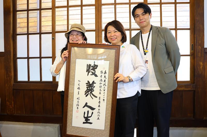 杜忠誥老師題贈黃敏惠市長墨寶〈快義人生〉 左為本書主編 江寶釵教授