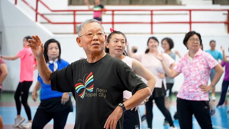 民眾跟著音樂律動