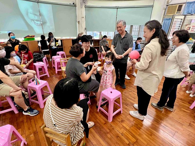 范副主委開心與家長交流
