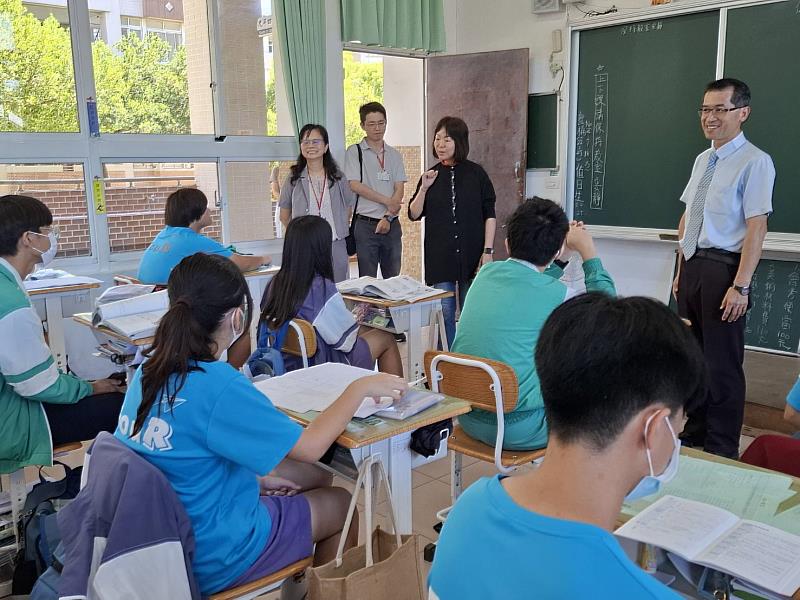 國中教育會考首日台東考區秩序良好 教育處長蔡美瑤巡視考場 慰勉試務及陪考師長
