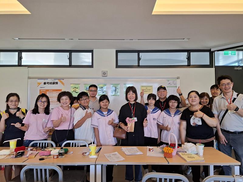 國中教育會考首日台東考區秩序良好 教育處長蔡美瑤巡視考場 慰勉試務及陪考師長