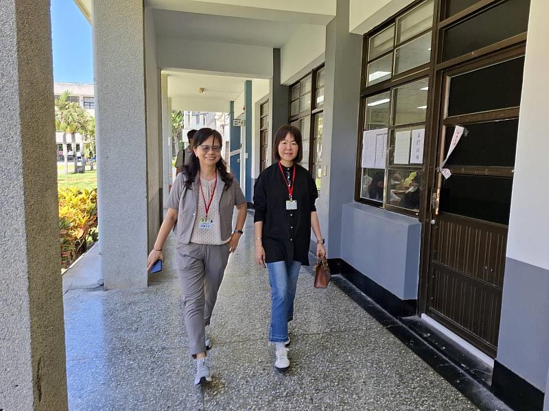 國中教育會考首日台東考區秩序良好 教育處長蔡美瑤巡視考場 慰勉試務及陪考師長