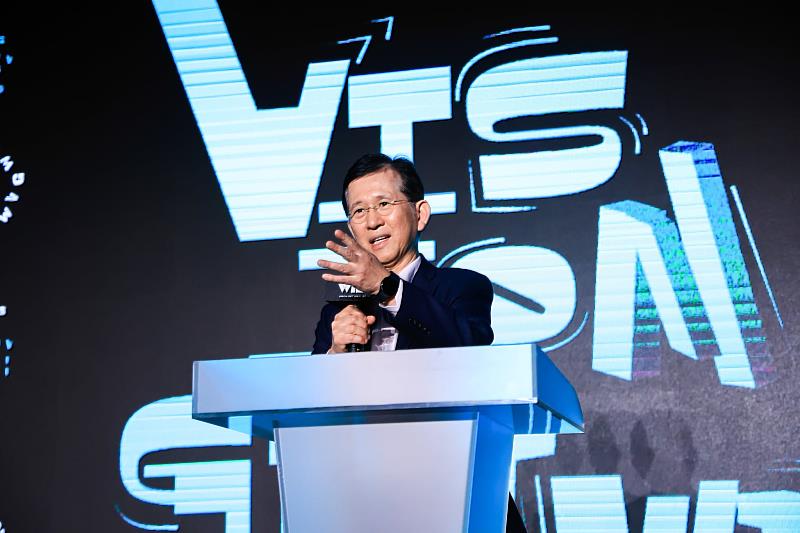 數位發展部部長黃彥男於頒獎典禮上，為年輕創作者打氣加油，鼓勵持續用創意發光。