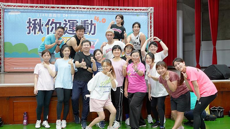 熱情參與運動課的民眾