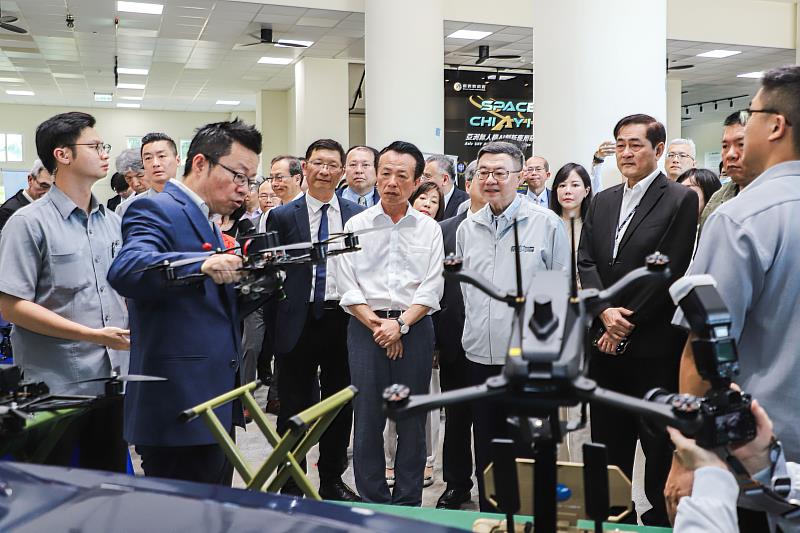 行政院長卓榮泰視察亞洲無人機AI創新應用研發中心-4