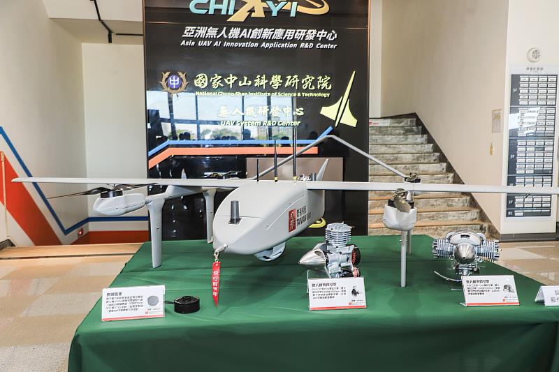 行政院長卓榮泰視察亞洲無人機AI創新應用研發中心-2