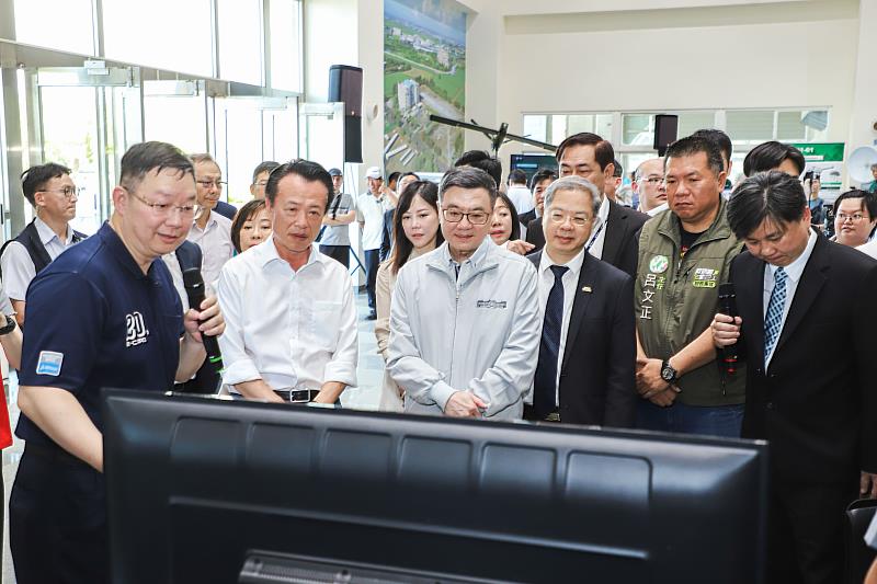 行政院長卓榮泰視察亞洲無人機AI創新應用研發中心-1