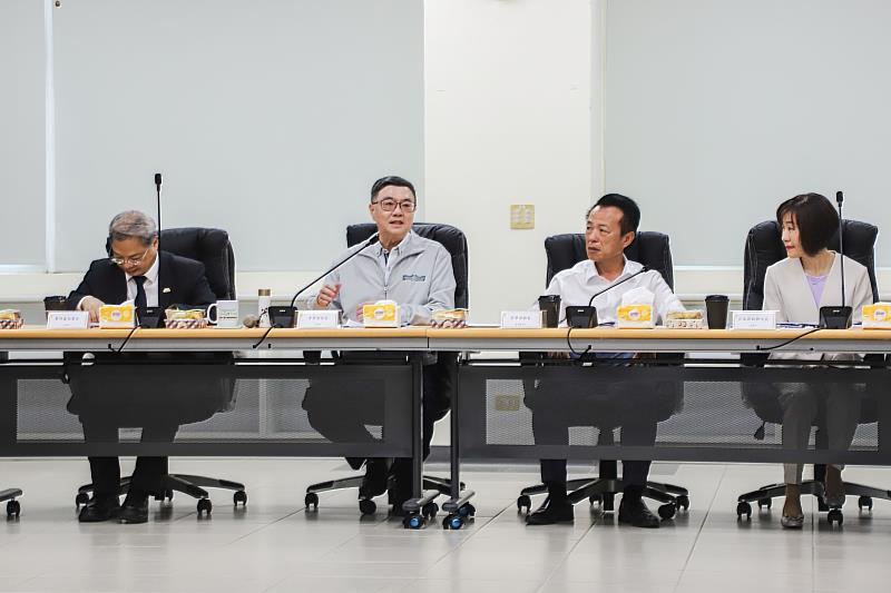 行政院長卓榮泰視察亞洲無人機AI創新應用研發中心-3