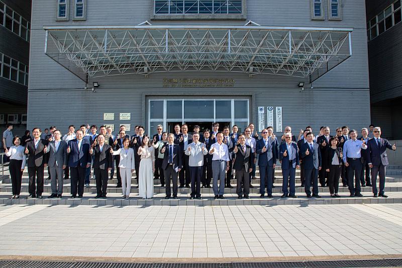 行政院長卓榮泰視察亞洲無人機AI創新應用研發中心-5