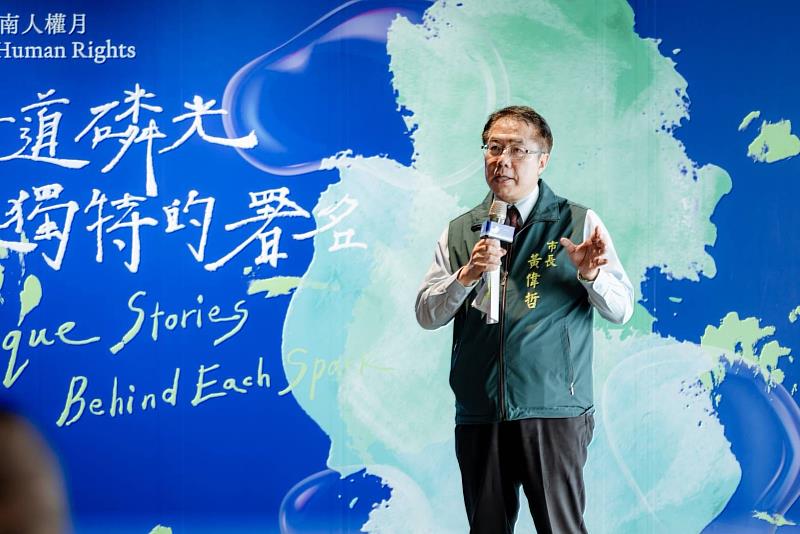 .2025臺南人權月「每一道磷光都是獨特的署名」今開展，重返舊時溪北、溪南生活視角，看見光芒閃爍的生命故事。