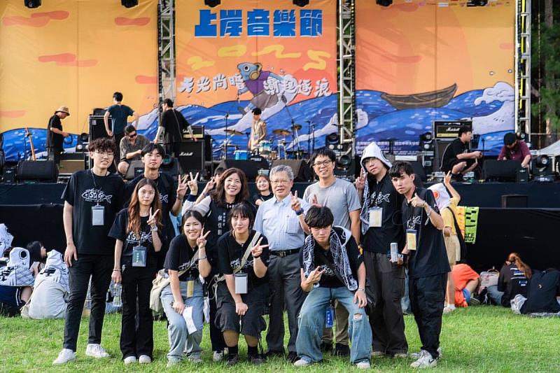 中央大學校長蕭述三與桃園市政府青年事務局局長侯佳齡親臨現場，為音樂祭獻上祝福與支持。