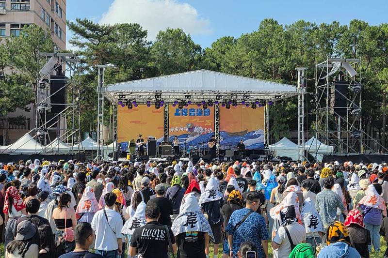 在棒壘球場舉辦的中央大學「2025上岸音樂節」，天公作美、氣氛熱烈。