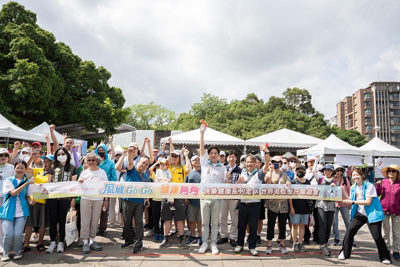 健走起跑儀式，代理市長及局長鳴槍示意活動正式開始