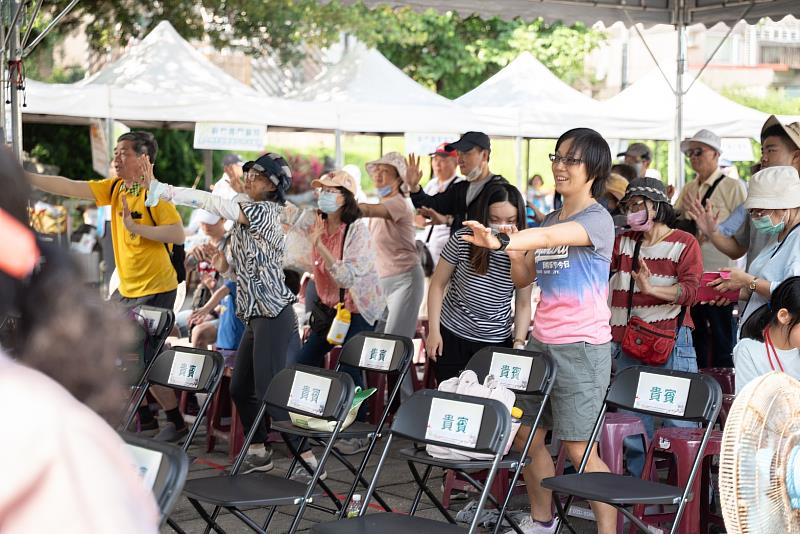 暖身操教練於現場帶動民眾拉筋熱身