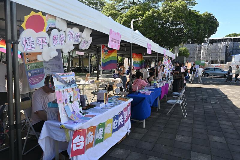 第 11 屆「台南粉紅點 Pink Dot」系列活動在國立成功大學未來館前廣場舉行