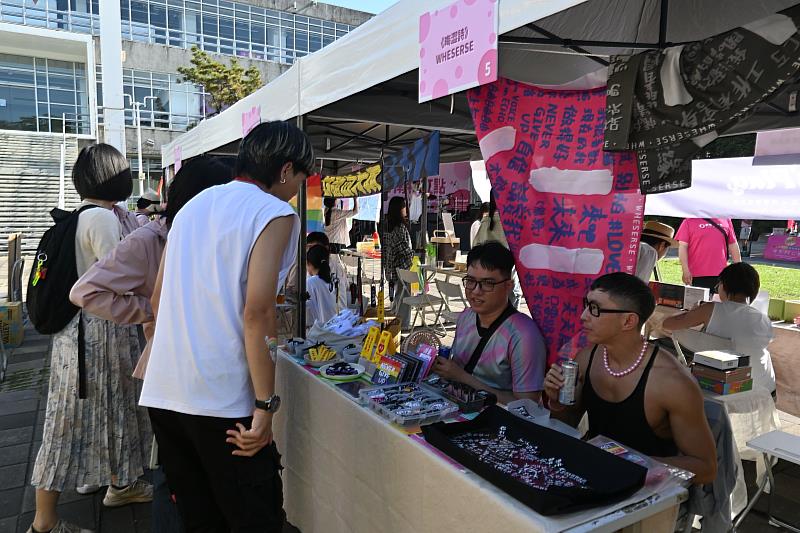 第 11 屆「台南粉紅點 Pink Dot」結合 To．拉酷社、性平會與勵馨基金會等組織來擺攤，希望能讓對性別議題有興趣的學生們走出自己的第一步