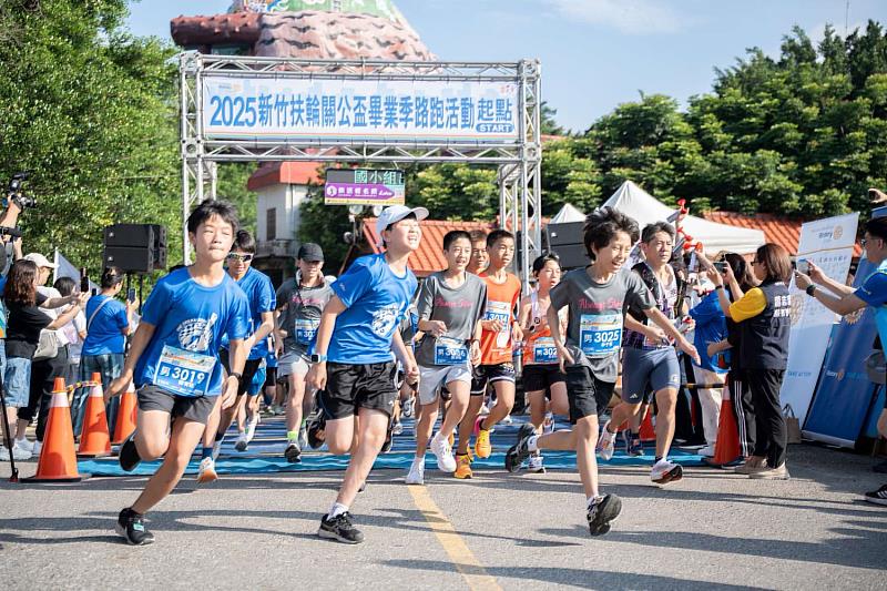 邱代理市長鳴槍起跑
