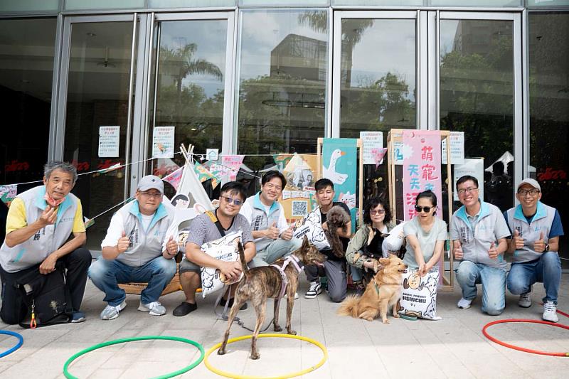 竹市寵物市集登場,邱代理市長與4位毛小孩的家人及毛小孩一起進行相關的狗狗指令小活動