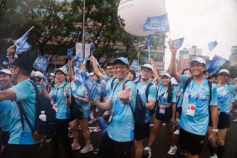 圖二： 5月17日2025世壯運開幕遊行，富邦攜手員工組成Team Fubon富邦代表隊以及應援團隊，和Fubon Angels、富邦勇士隊吉祥物比爾一起為每一位選手加油打氣！