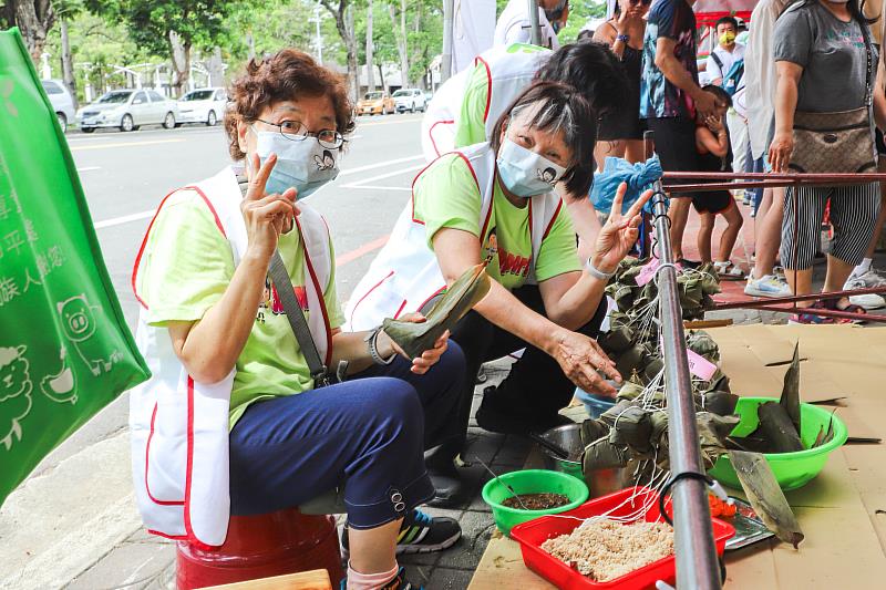 嘉義家扶中心端午活動熱鬧登場，包粽立蛋過佳節-1