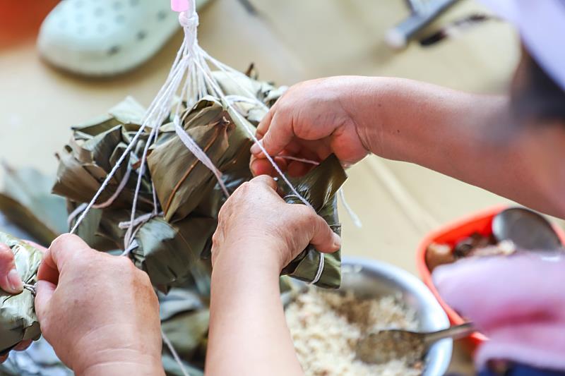 嘉義家扶中心端午活動熱鬧登場，包粽立蛋過佳節-5