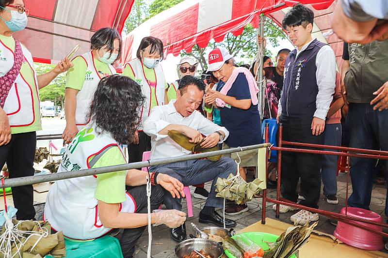 嘉義家扶中心端午活動熱鬧登場，包粽立蛋過佳節-4