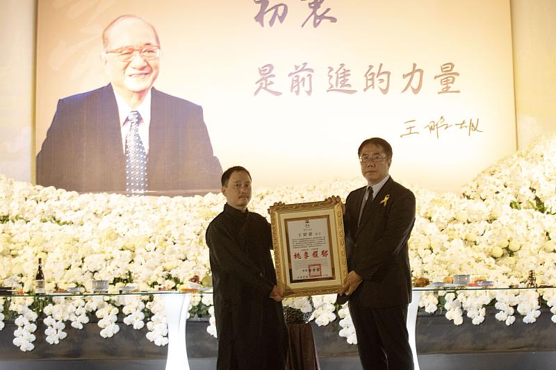 市長黃偉哲頒發卓越市民狀