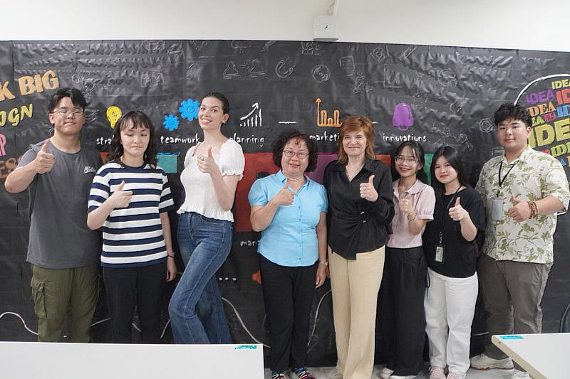 波蘭的Ewa Wojcik老師(右四)與大葉大學師生合影