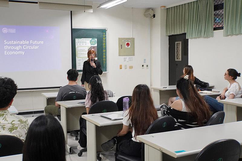 大葉大學企管系邀請波蘭的老師到校授課
