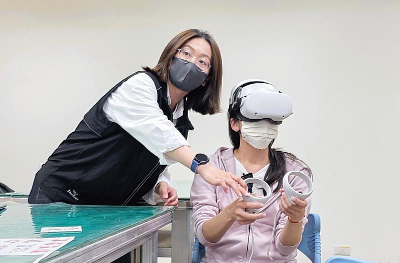 北分署創客基地人員(左)指導學員使VR 機具，進行沉浸式體驗