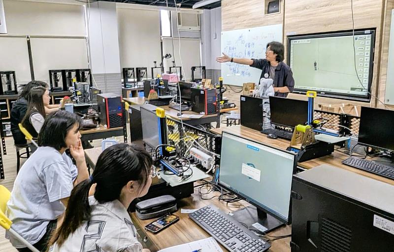 北分署創客基地前進輔大校園，舉辦「從設計到實現：桌遊道具的數位製造應用」專題講座，培育青年實作力與創新思維。
