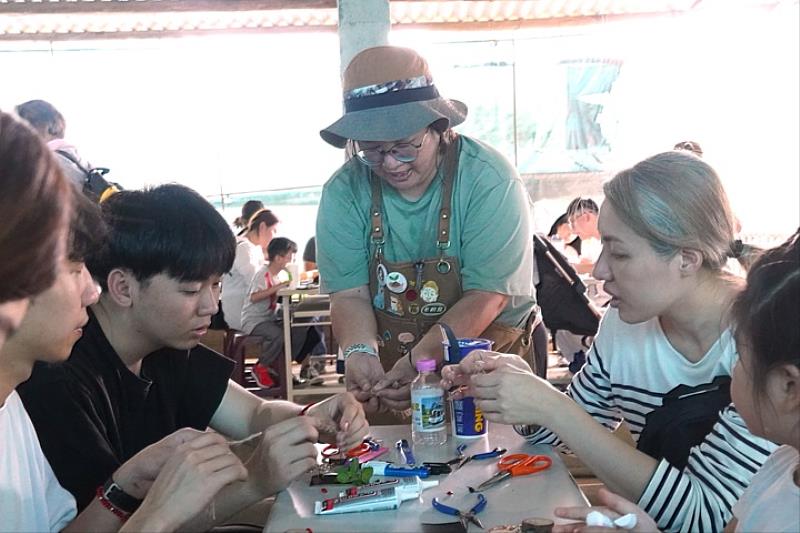 圖/中華大學建築學院葉慈青講師,藉由創意手作工作坊帶領大家將廢棄的植物莖葉DIY製成文創鑰匙圈。