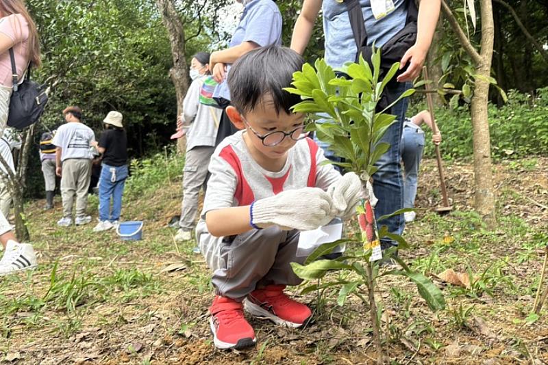 圖／小朋友體驗親手種植樹木，學會愛護自然、了解生態，並從中培養責任感與環境意識。