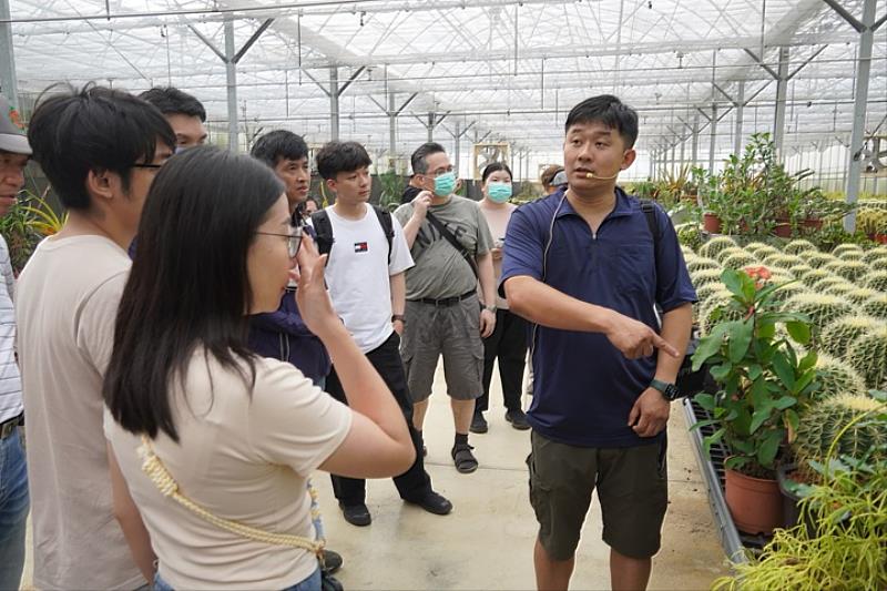 圖/眾人到新埔當地全台規模最大的多肉植物園「福祥仙人掌園」參訪。