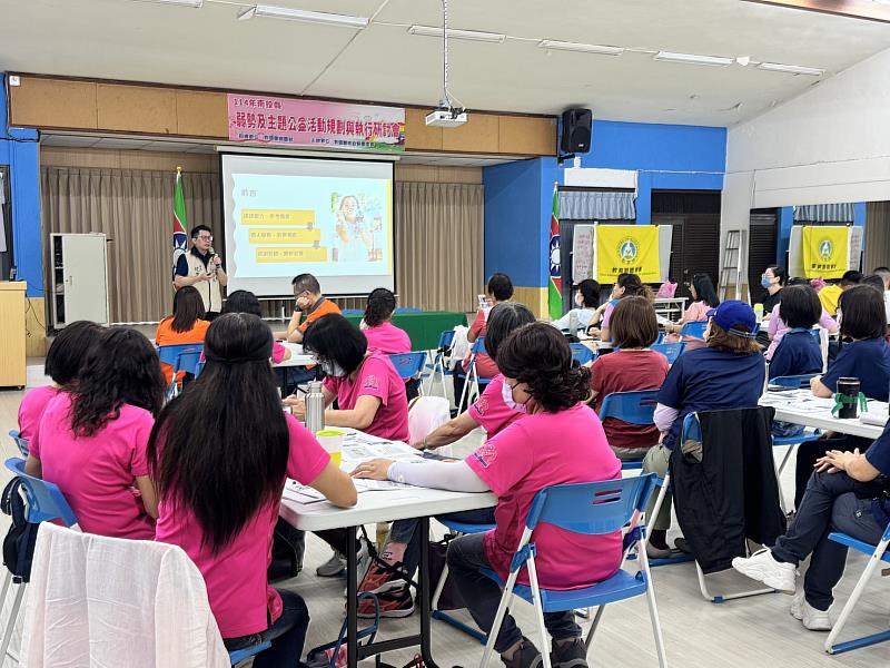 工商青年社會服務隊紀百練會長上課畫面