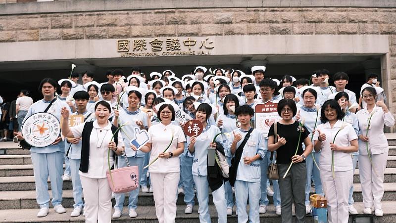 亞大護理系加冠典禮，受冠生與師長、來賓在會場外合影。